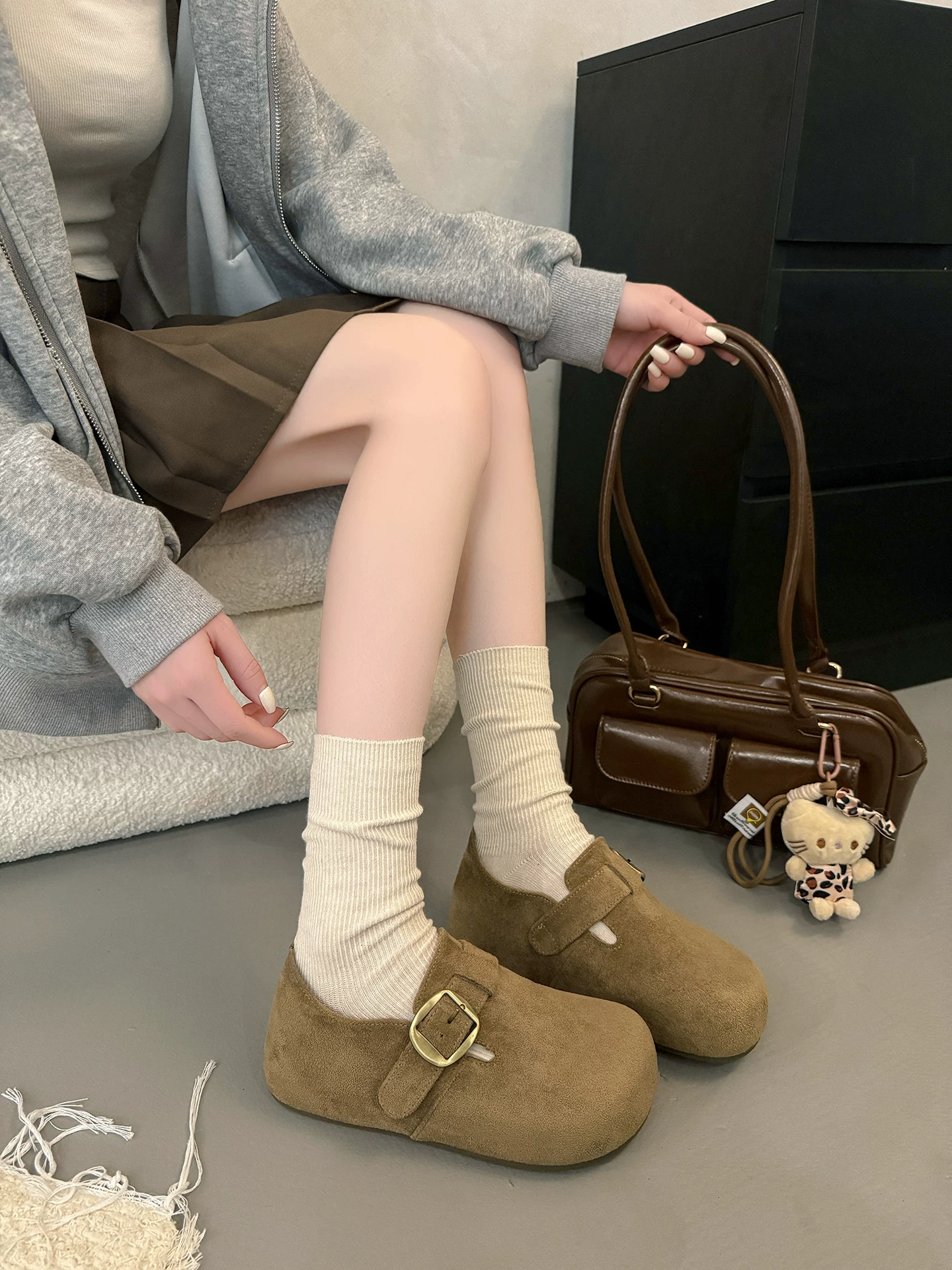 Giày đế dày tăng chiều cao đa năng kiểu Birkenstock dành cho nữ, mẫu thu đông 2025 mới, thích hợp phối cùng chân váy, mũi tròn, kiểu dáng đơn giản.