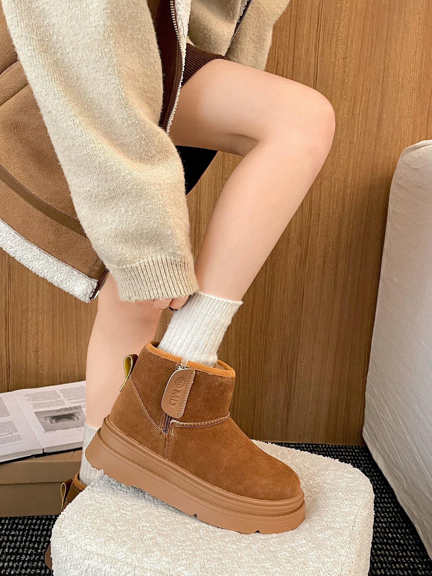 Giày bốt nữ đế dày, tăng chiều cao, lót lông cừu giữ ấm, kiểu Birkenstock, chất liệu cotton dày dặn, mẫu mới mùa đông 2025.