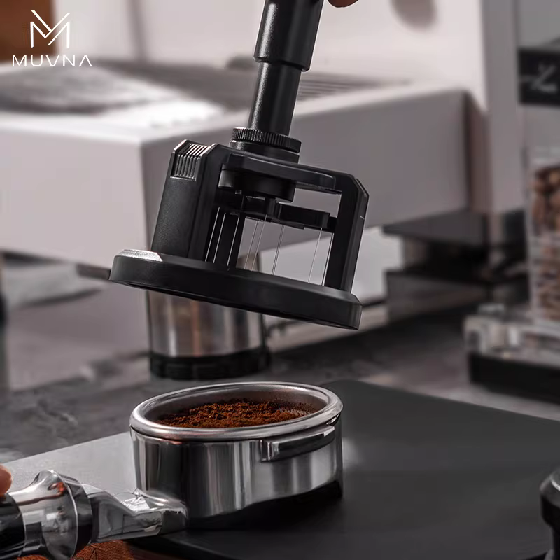 Kim khuấy bột cà phê MUVNA Timo, kiểu kim ép và xoay, giúp phân tán các cục cà phê đều nhau.