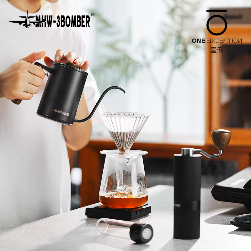 Bộ dụng cụ pha cà phê di động Bomber MHW: túi đựng, máy xay cà phê thủ công, cốc lọc, cân điện tử, bộ cắm trại ngoài trời