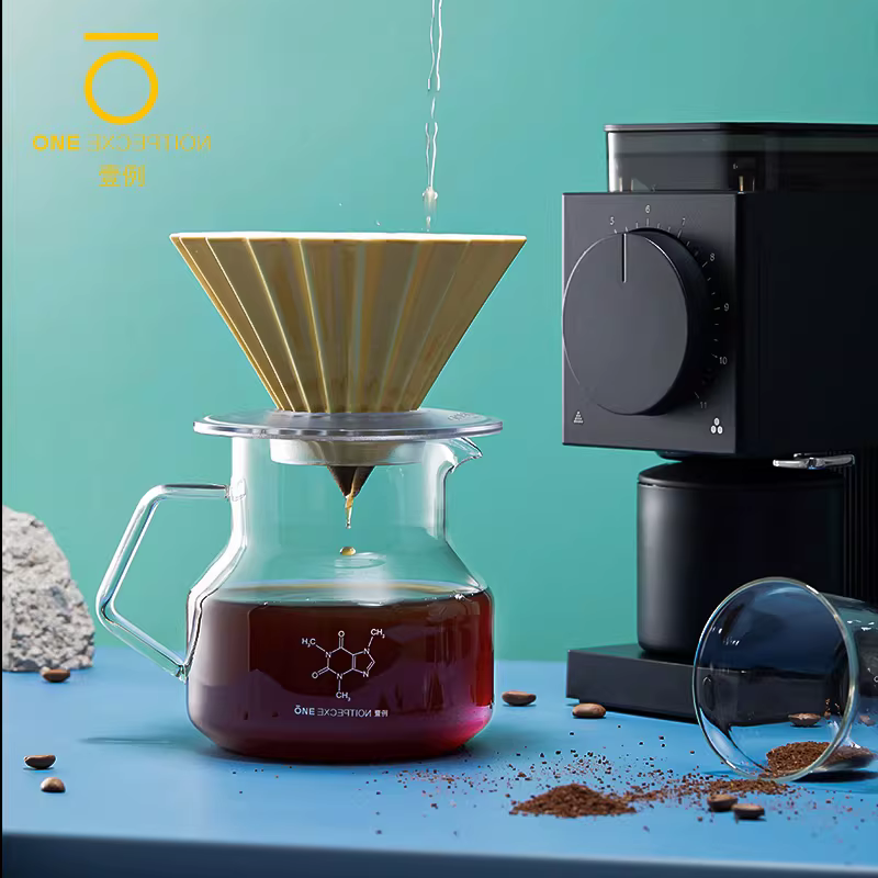 Một ví dụ về cốc lọc giấy origami chịu nhiệt bằng thủy tinh chịu nhiệt dùng để pha cà phê thủ công Byte Arc Sharing pot C40 Taimo