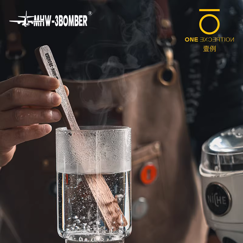 Bộ khuấy cà phê bằng gỗ óc chó Hero, kiểu Pháp, dùng tay, chất liệu gỗ nguyên khối, thương hiệu Bomber MHW.