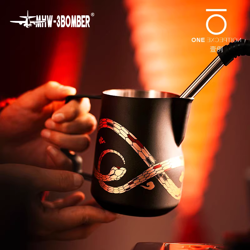 Ly tạo bọt sữa chuyên nghiệp Year of the Snake Limited Edition | Bomber MHW Latte Art Cylinder Turbo, vòi tạo bọt hình cá sấu, ly tạo bọt sữa nổi 5.0