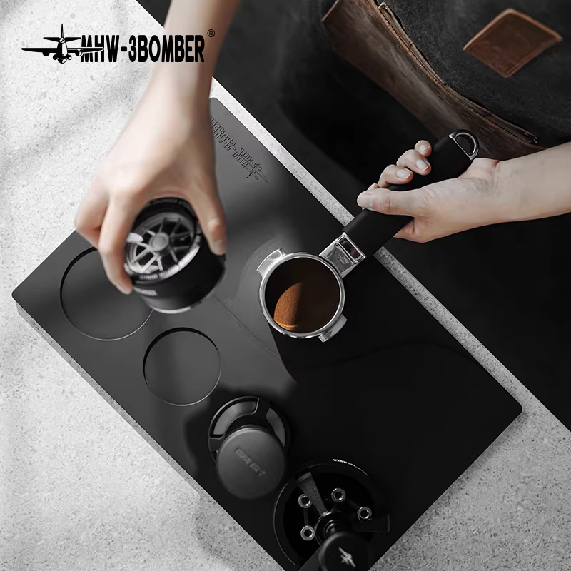 Tấm lót quầy bar, tay cầm máy pha cà phê, búa đánh bột, khăn lau, hộp đựng bột, thảm silicon, thảm tamping, dòng Bomber MHW
