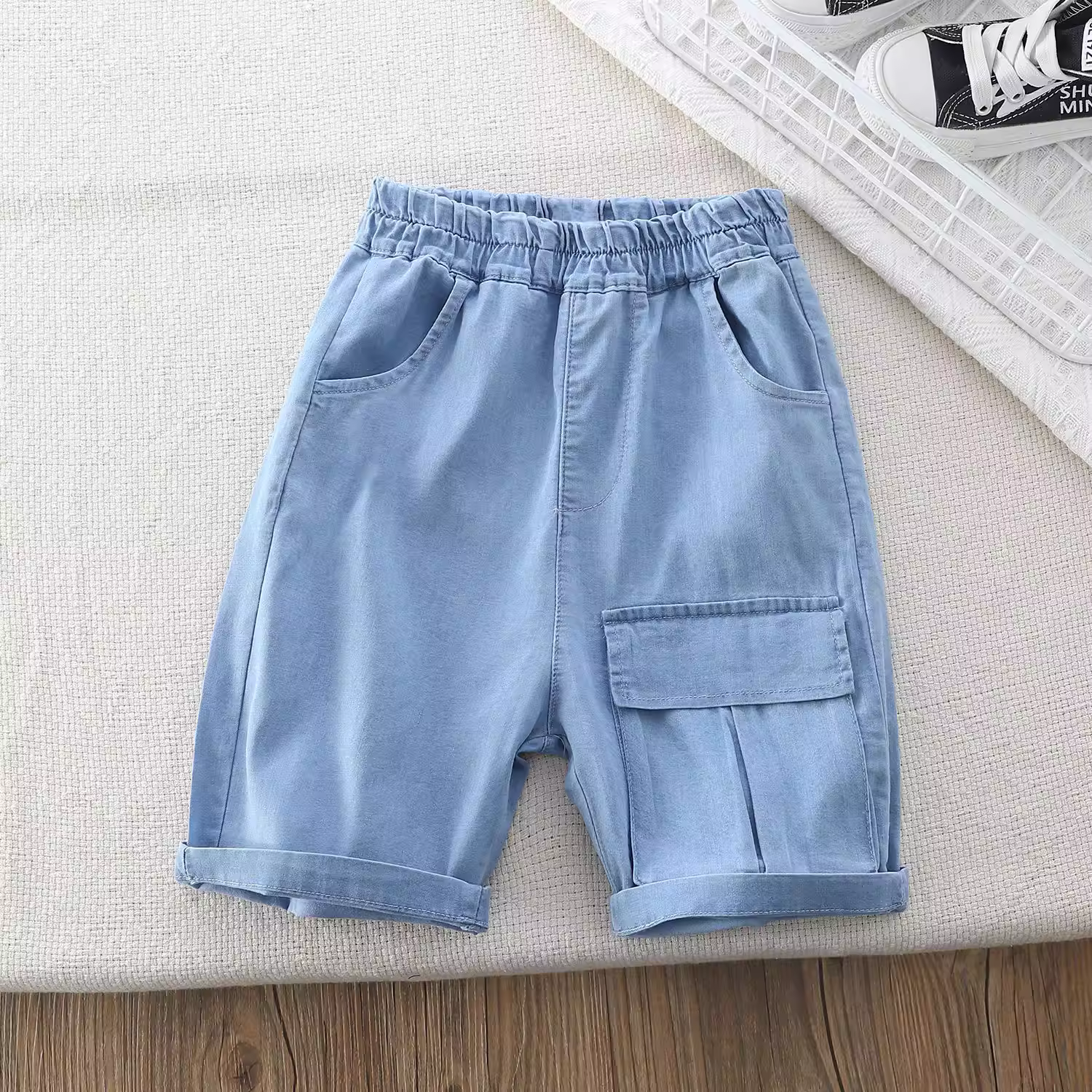 Quần short denim trẻ em hè 2025 kiểu Hàn Quốc mới, quần cargo dài trung bình cho bé trai, chất liệu mỏng, đa năng, thời trang