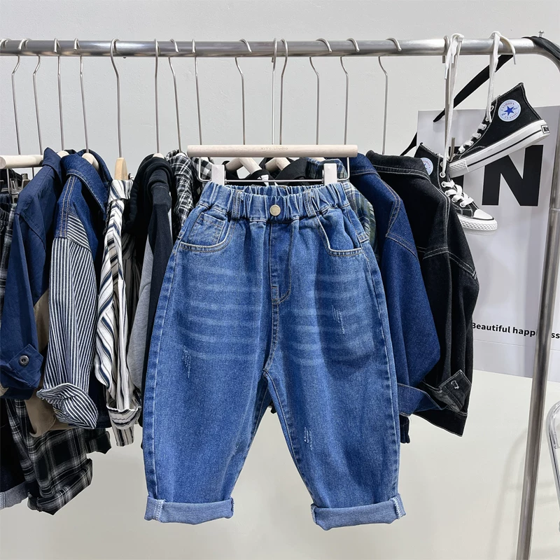 Quần jeans bé trai xuân thu thời trang 2025, kiểu dáng trẻ trung, phong cách trẻ em, quần dài rộng rãi, xu hướng mạng xã hội.