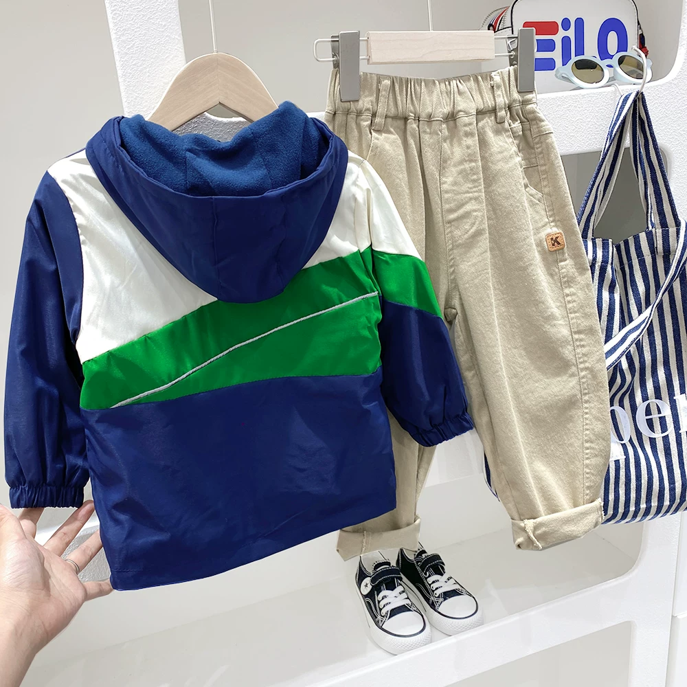 Áo khoác có mũ trùm đầu cho bé trai, quần áo trẻ em kiểu mới phối màu, lót lông cừu dày dặn, giữ ấm mùa xuân đông 2025, có khóa kéo