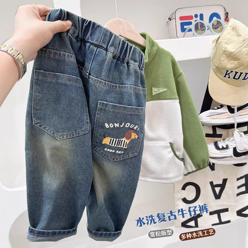 Quần bé trai kiểu mới 2025 dành cho trẻ lớn, quần jean rộng rãi mùa xuân thu, quần jean hoạt hình cho bé trai và trẻ em.