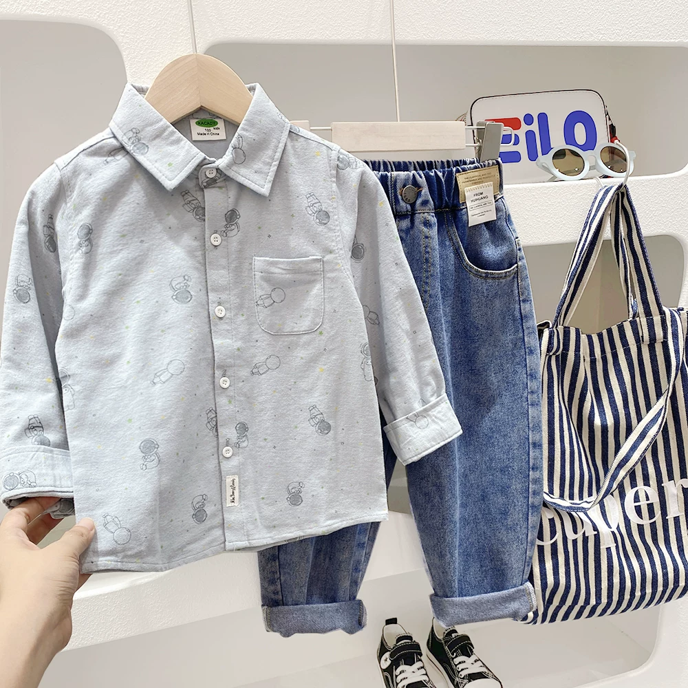 Áo sơ mi dài tay bé trai xuân 2025 phong cách Hàn Quốc, quần áo trẻ em in hoạt hình, chất liệu cotton chải mềm, áo thun cotton nguyên chất, kiểu dáng thời trang