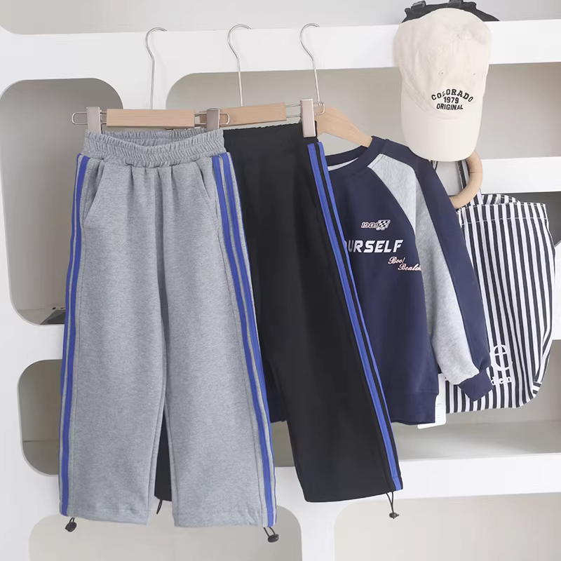 Quần bé trai xuân thu phong cách mới quần áo trẻ em cỡ vừa và lớn quần áo mùa thu áo khoác ngoài quần dài rộng rãi quần thể thao dây rút màu xanh cho trẻ em