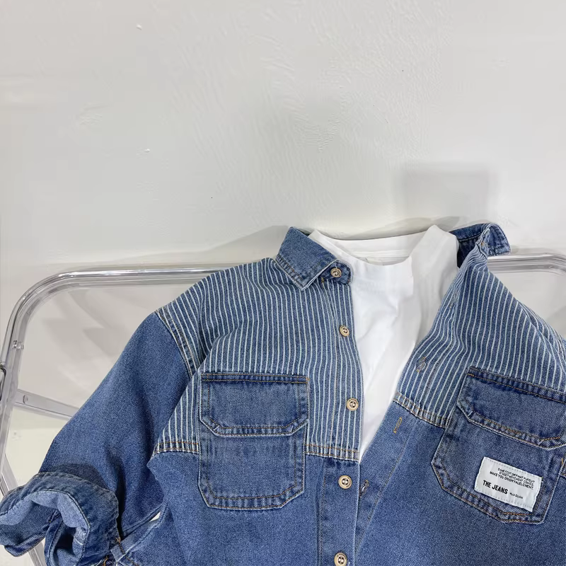 Áo khoác denim bé trai xuân 2025 phong cách Hàn Quốc, thời trang trẻ em xuân thu, kiểu dáng thời thượng, rộng rãi, phối nhiều mảnh, áo dài tay
