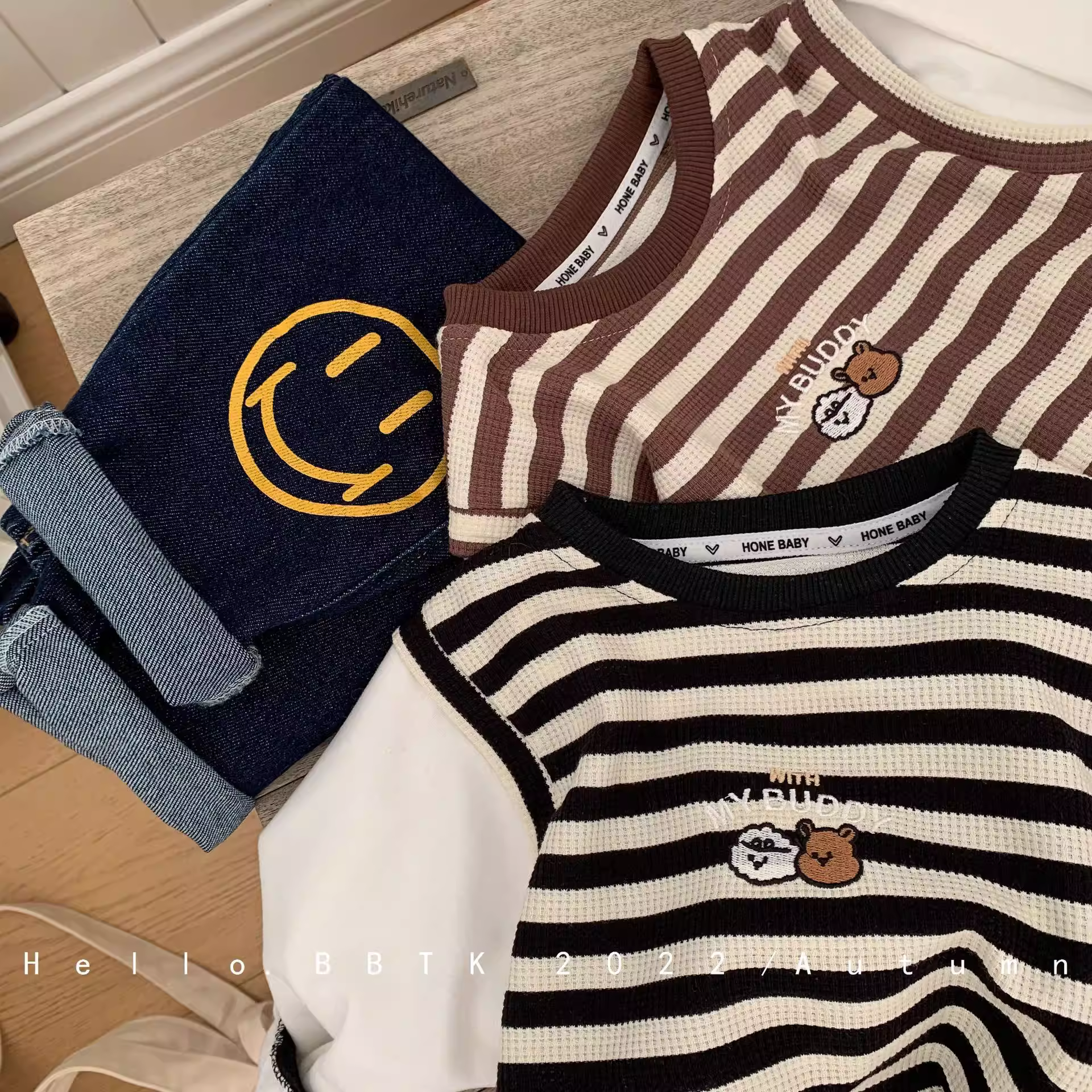 Áo len chui đầu trẻ em xuân 2025 kiểu Hàn Quốc sản phẩm mới xuân thu bé trai sọc thêu hình gấu giả hai lớp tay dài thời trang