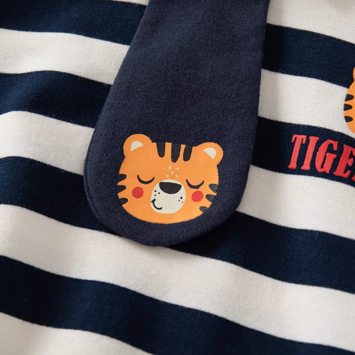 Áo nỉ có cổ cho bé trai có sọc, cà vạt sành điệu, quần áo trẻ em xuân thu, hình hổ hoạt hình, áo dài tay dễ thương cho bé