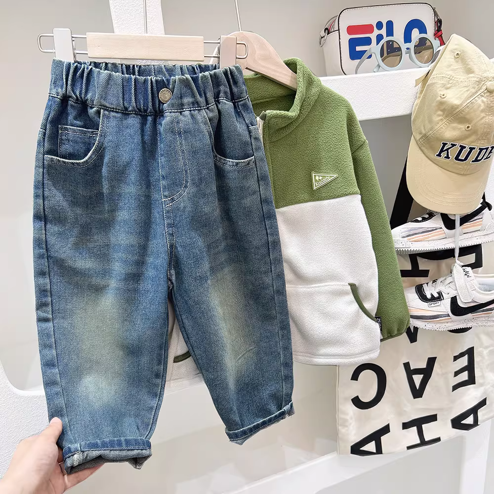 Quần bé trai kiểu mới 2025 dành cho trẻ lớn, quần jean rộng rãi mùa xuân thu, quần jean hoạt hình cho bé trai và trẻ em.