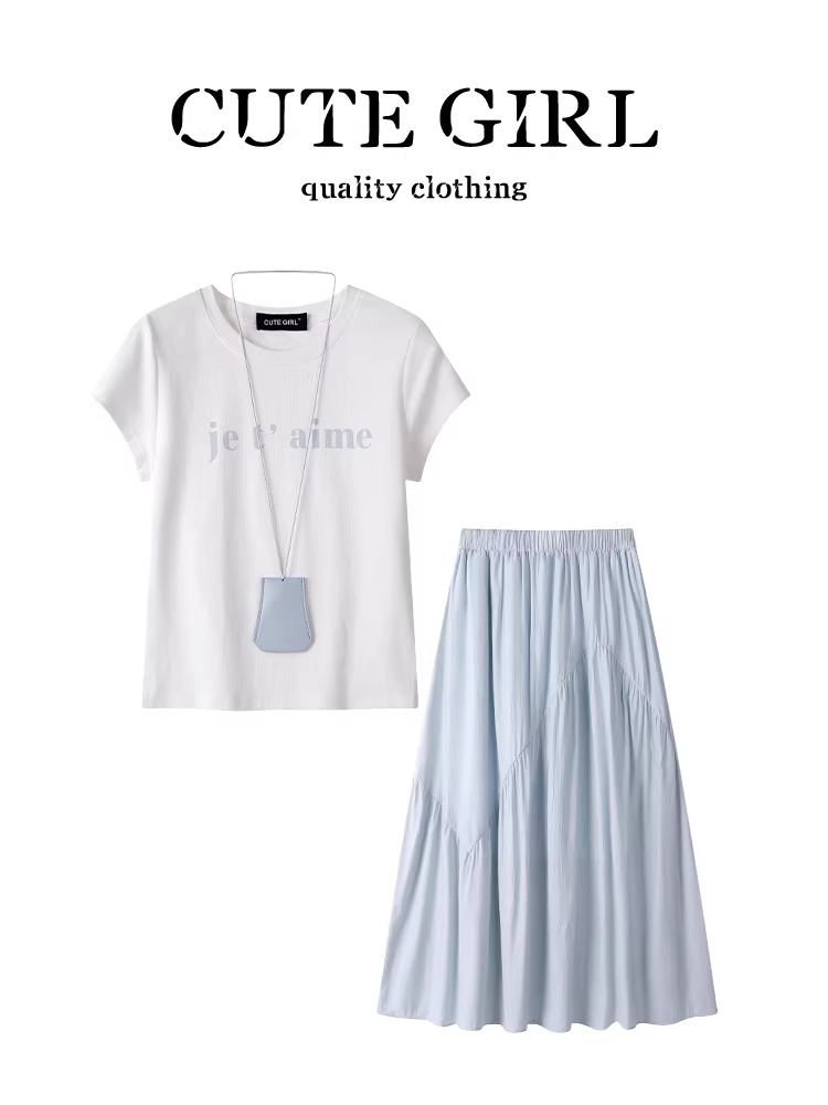 Bộ trang phục giảm tuổi tác phong cách Hàn Quốc của CuteGirl, bộ trang phục hoàn chỉnh gồm áo thun ngắn tay in họa tiết màu trắng và váy hai mảnh dành cho nữ mùa hè