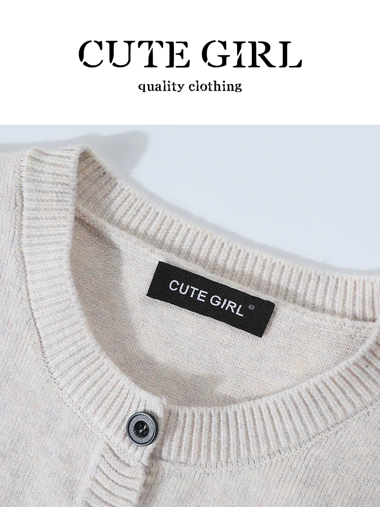 CuteGirl trông rất xinh trong bộ đồ hai mảnh đầu thu này: một chiếc áo vest dệt kim sọc thời trang có cổ cao nửa cổ và áo thun dài tay.