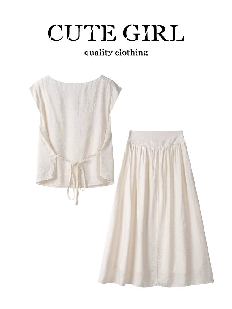 Bộ đồ hai mảnh kiểu bohemian của CuteGirl, áo vest không tay tua rua hình vỏ sò, chân váy rộng lưng cao