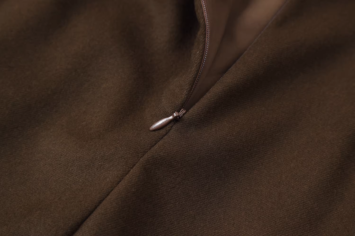 Váy chữ A dáng quả lê màu cà phê xếp ly nữ mùa thu đông 2025 kiểu retro mới dài trung bình