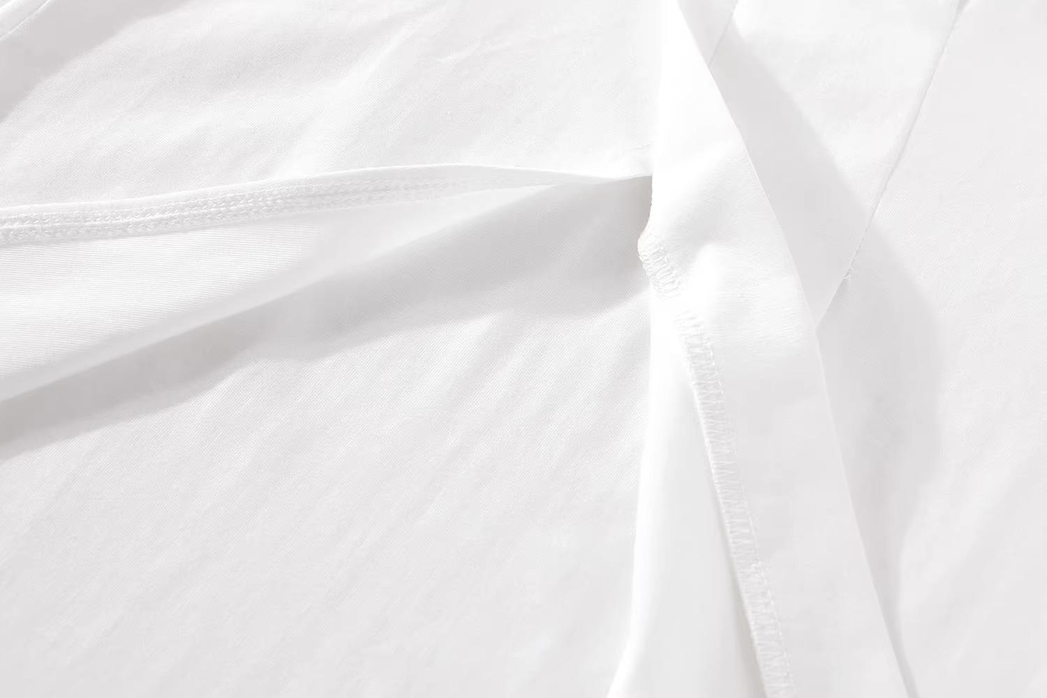 Áo thun ngắn tay màu trắng xẻ tà bất đối xứng phong cách Hàn Quốc dành cho nữ mùa hè thời trang mới cổ tròn xếp ly