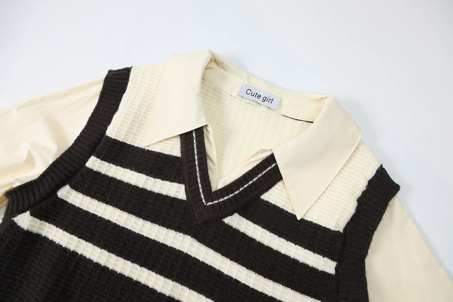 Áo đẹp và được yêu thích của CuteGirl năm nay, áo sơ mi giả hai mảnh kiểu vest dài tay mới năm 2025 dành cho nữ, thích hợp cho mùa xuân và mùa thu.