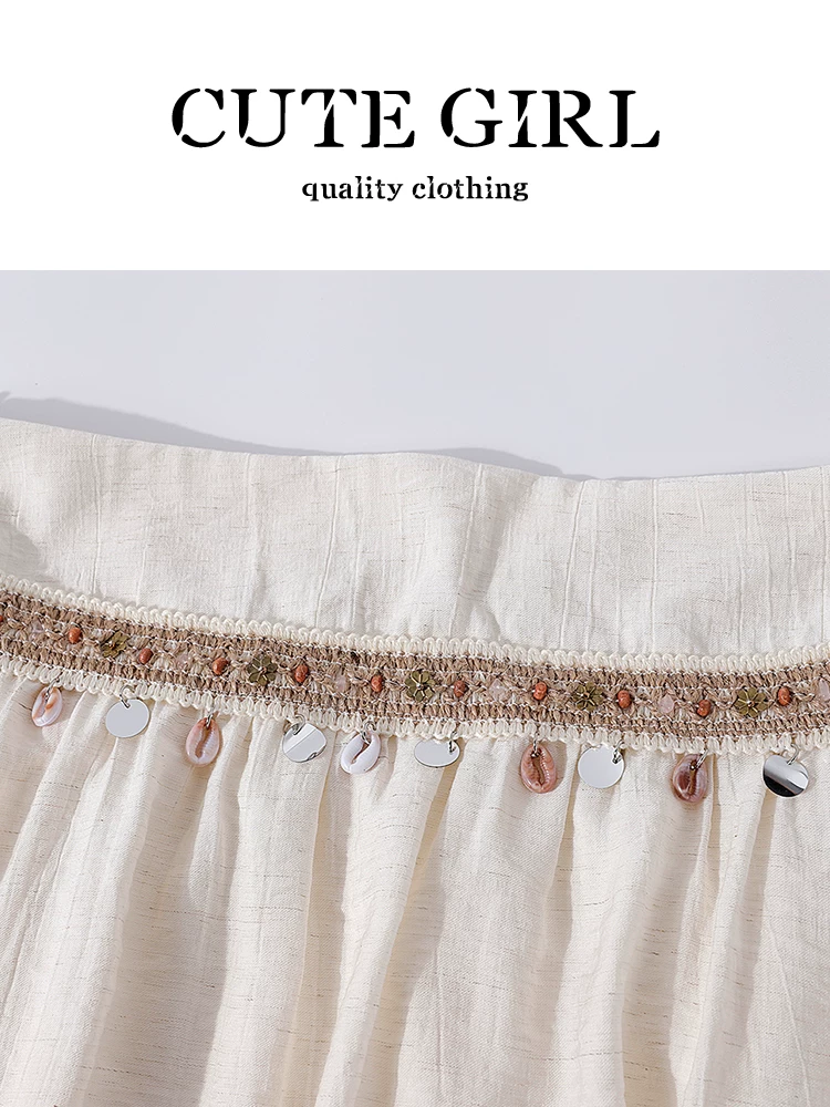 Bộ đồ hai mảnh kiểu bohemian của CuteGirl, áo vest không tay tua rua hình vỏ sò, chân váy rộng lưng cao