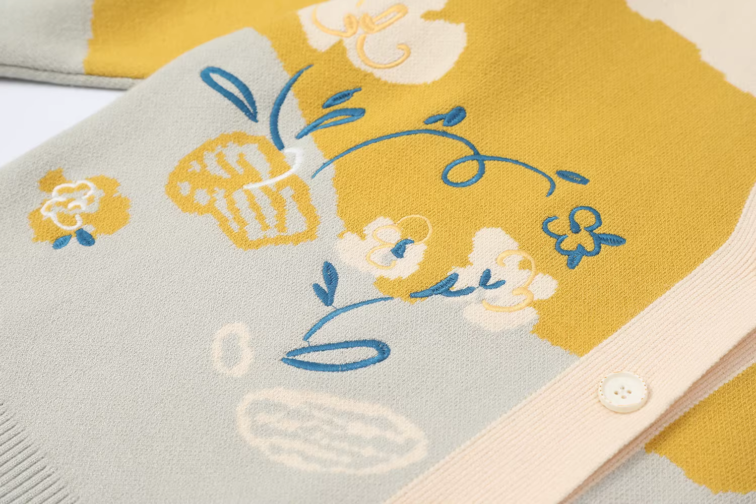 Áo len cổ V thiết kế CuteGirl dành cho nữ xuân thu 2025 kiểu mới phong cách lười biếng dáng rộng chất liệu dệt kim