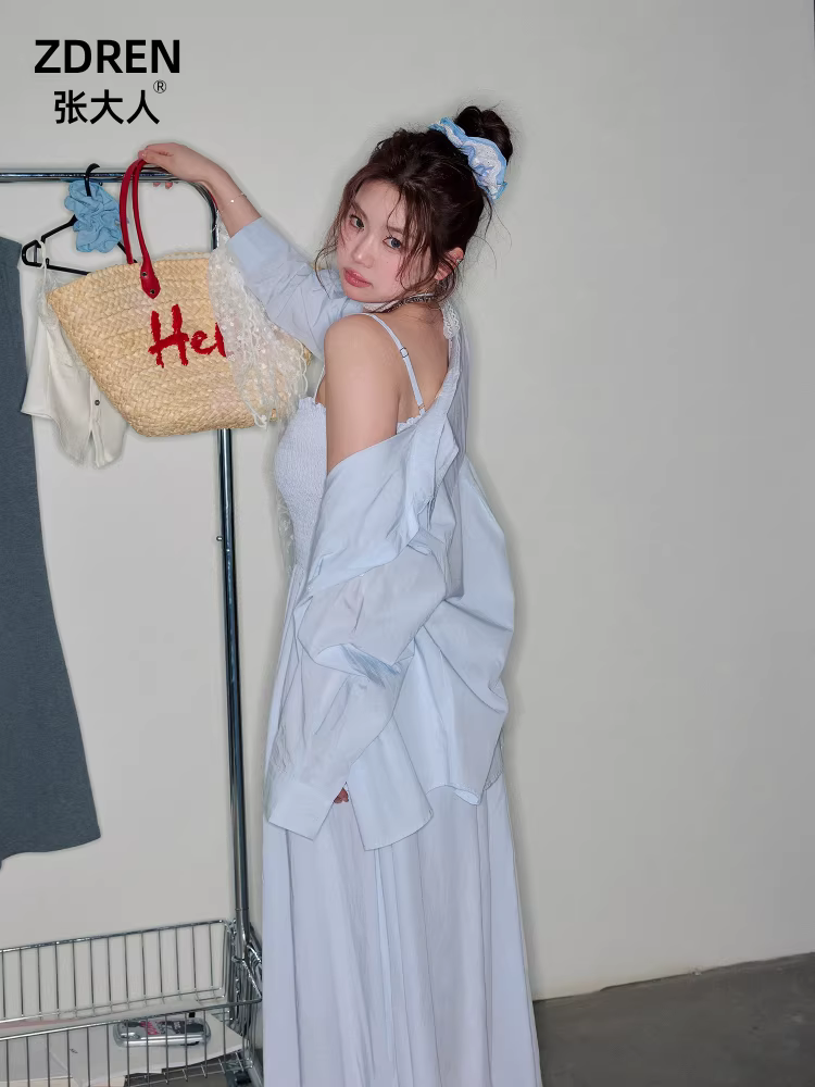 Bộ quần áo mùa hè mới dành cho nữ cỡ lớn của Zhang Daren dành cho những cô gái mũm mĩm, áo kiểu dáng nhẹ nhàng và tôn dáng với kiểu dáng dopamine, kèm váy camisole ôm eo.