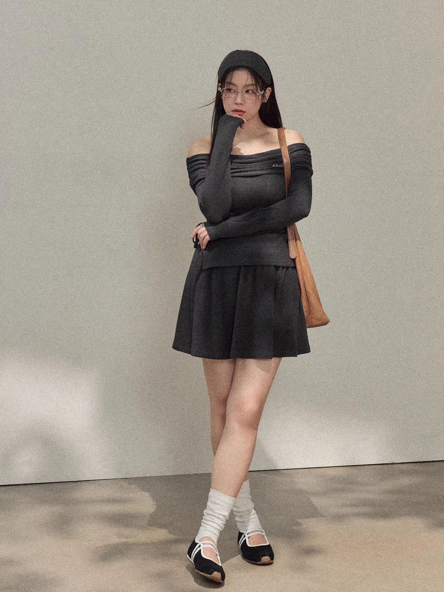 Bộ trang phục nữ cỡ lớn dành cho người lớn, gồm áo lệch vai xếp ly tôn dáng và chân váy xếp ly dành cho các cô gái mũm mĩm.