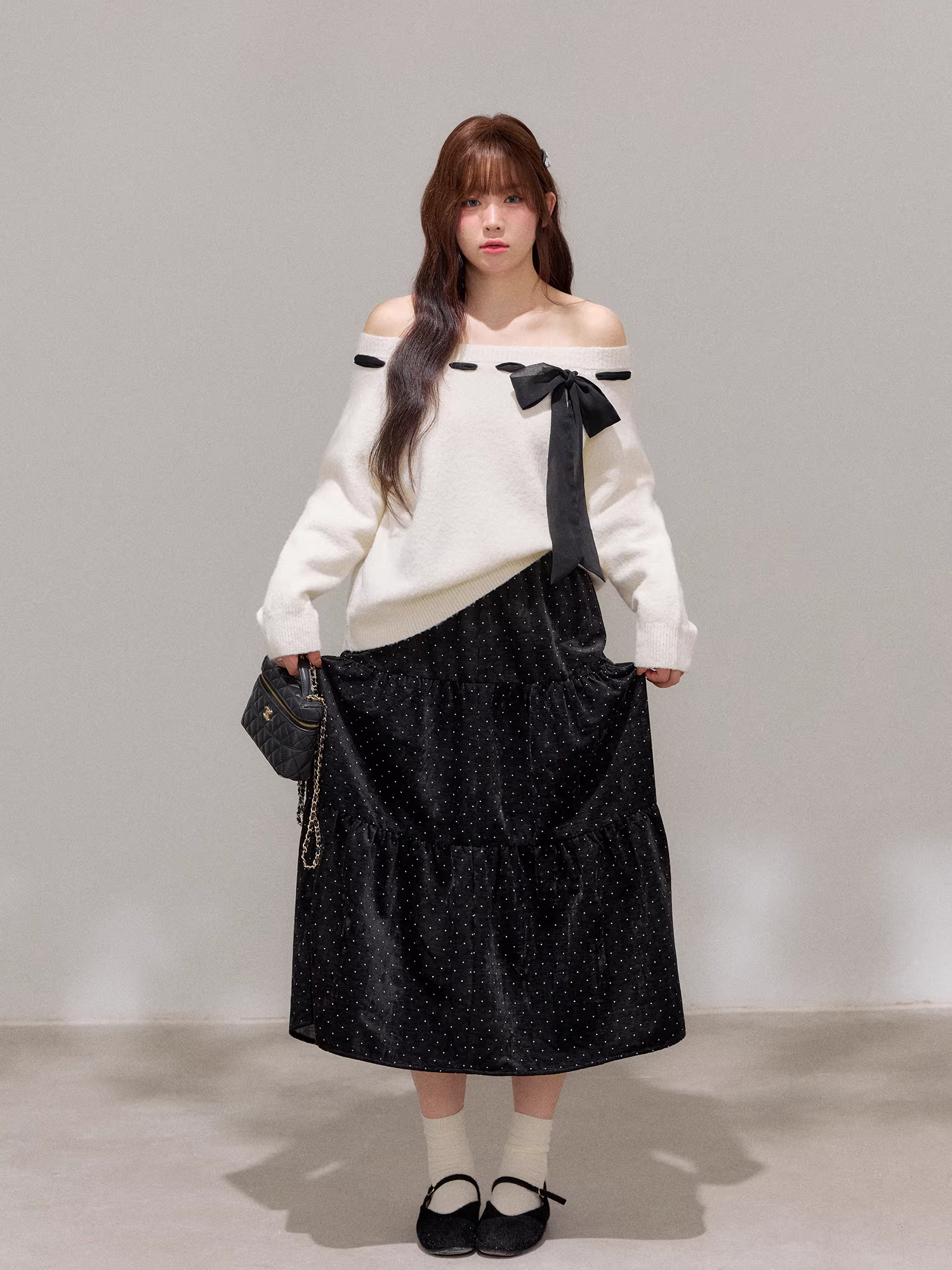 Bộ quần áo thu đông dành cho phụ nữ cỡ lớn, thiết kế ngọt ngào và tôn dáng với áo len và chân váy có nút cài và kiểu trễ vai.