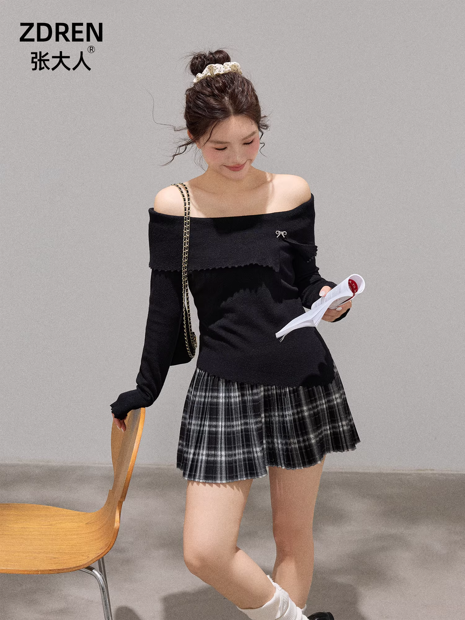 Quần áo nữ cỡ lớn dành cho người lớn, trang phục tôn dáng cho các cô gái mũm mĩm, áo len thiết kế trễ vai với chân váy xếp ly kẻ caro.