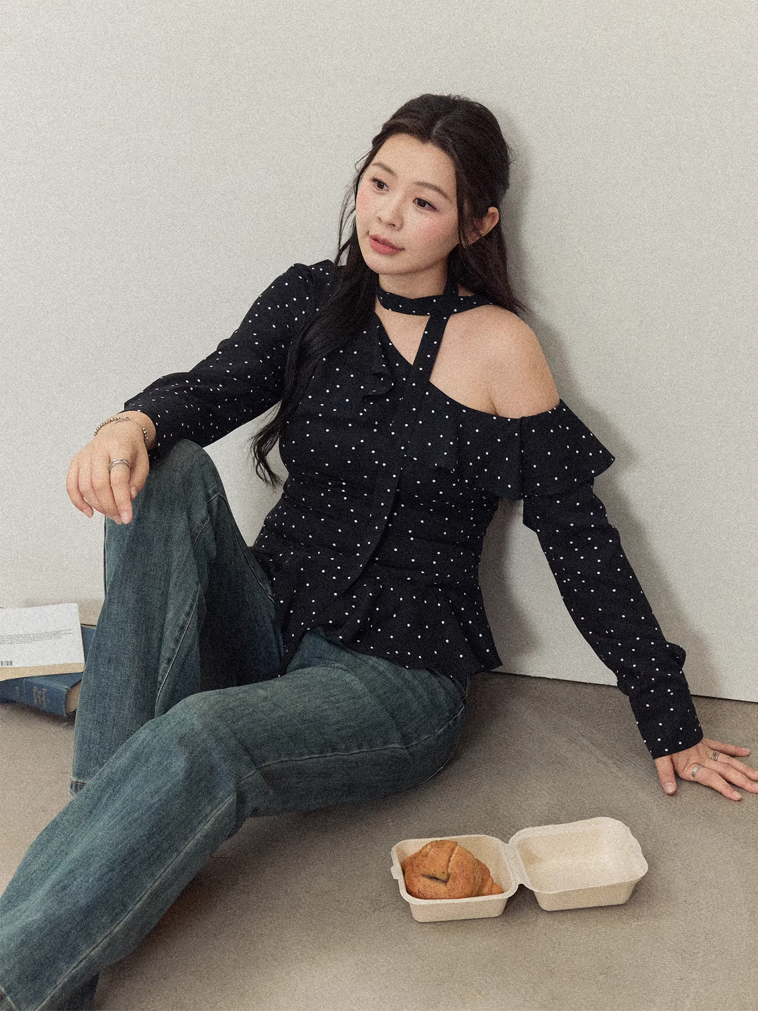 Bộ quần áo nữ cỡ lớn dành cho người lớn, gồm áo kiểu Pháp trễ vai chấm bi tôn dáng và quần jean cạp cao.