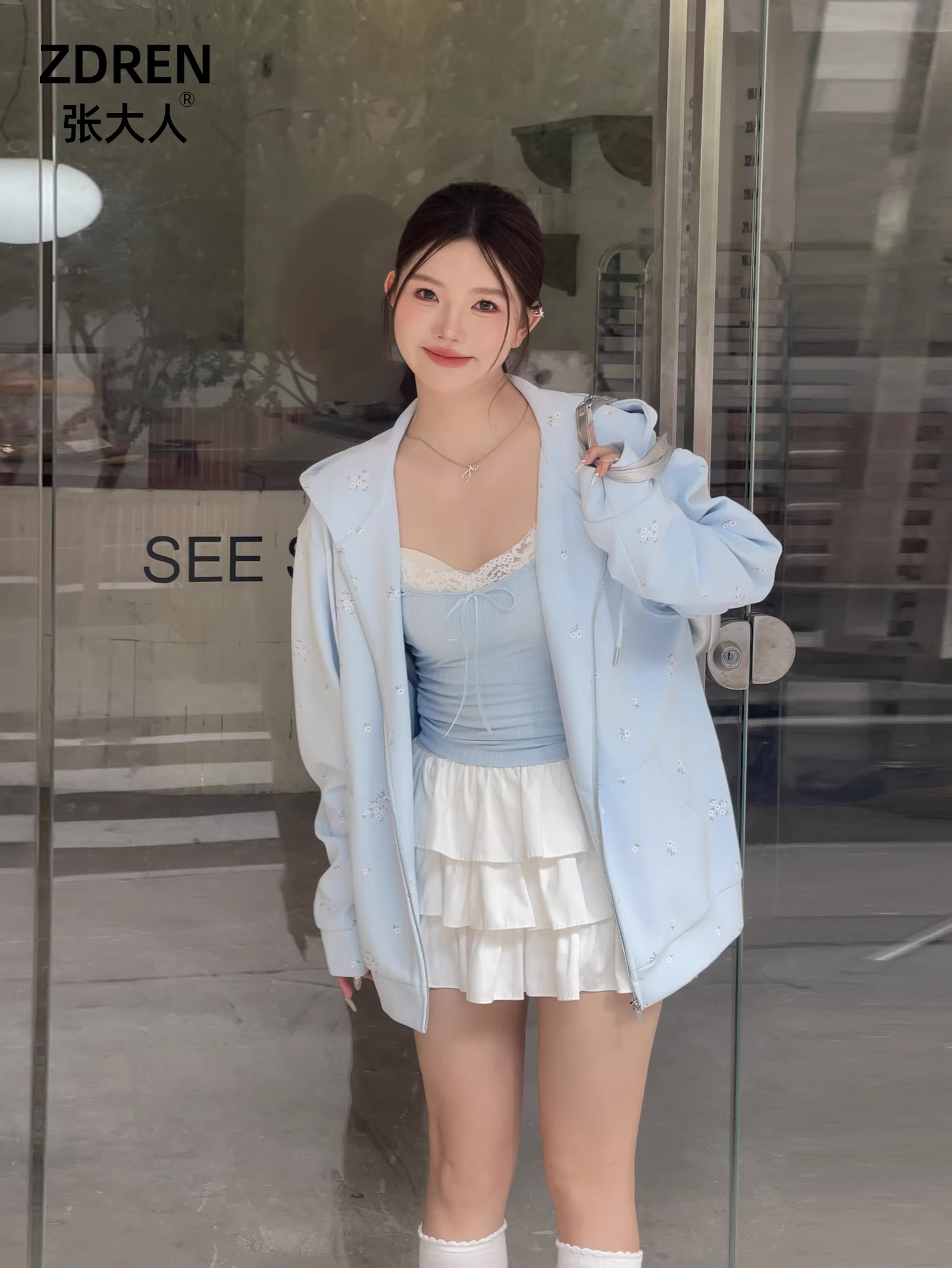 Bộ quần áo nữ cỡ lớn Xuân 2025 của Zhang Daren dành cho phụ nữ có thân hình đầy đặn, kiểu dáng thanh lịch, áo sweatshirt hoa nhí và chân váy xếp tầng