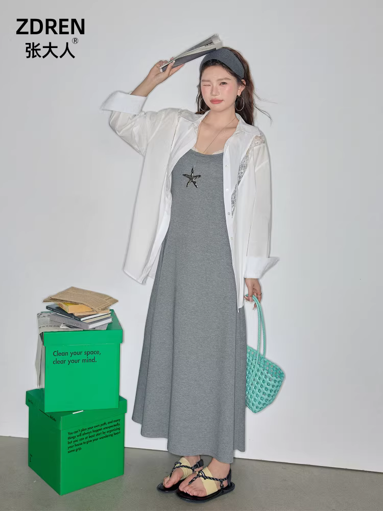 Quần áo mùa hè cỡ lớn dành cho nữ của Zhang Daren dành cho những người phụ nữ hơi mũm mĩm, áo sơ mi trắng thiết kế tôn dáng và bộ váy dây spaghetti màu xám.