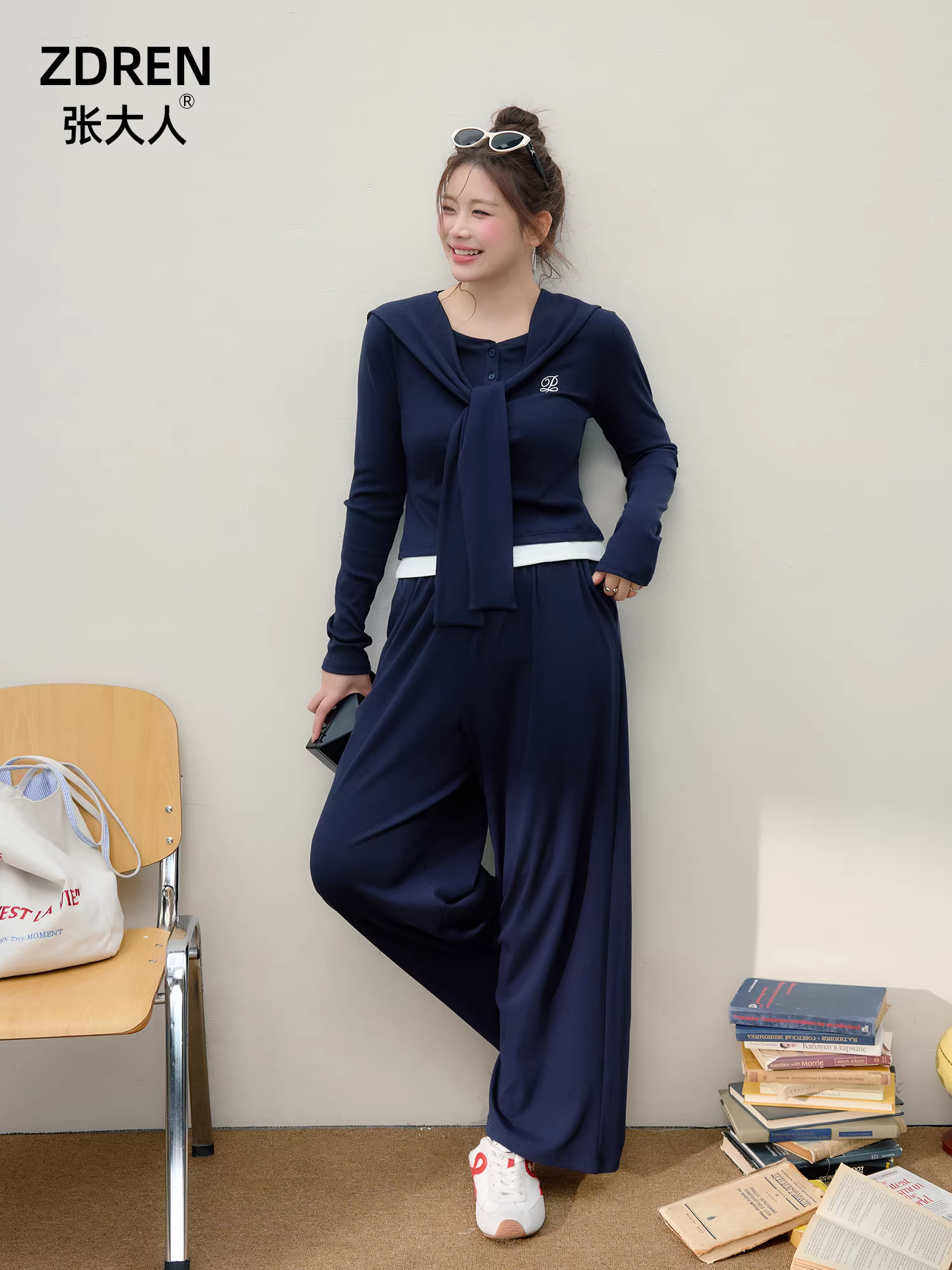 Quần áo nữ cỡ lớn dành cho người lớn, bộ hai mảnh tôn dáng, áo kiểu thể thao năng động, quần ống rộng lưng cao màu xanh navy.