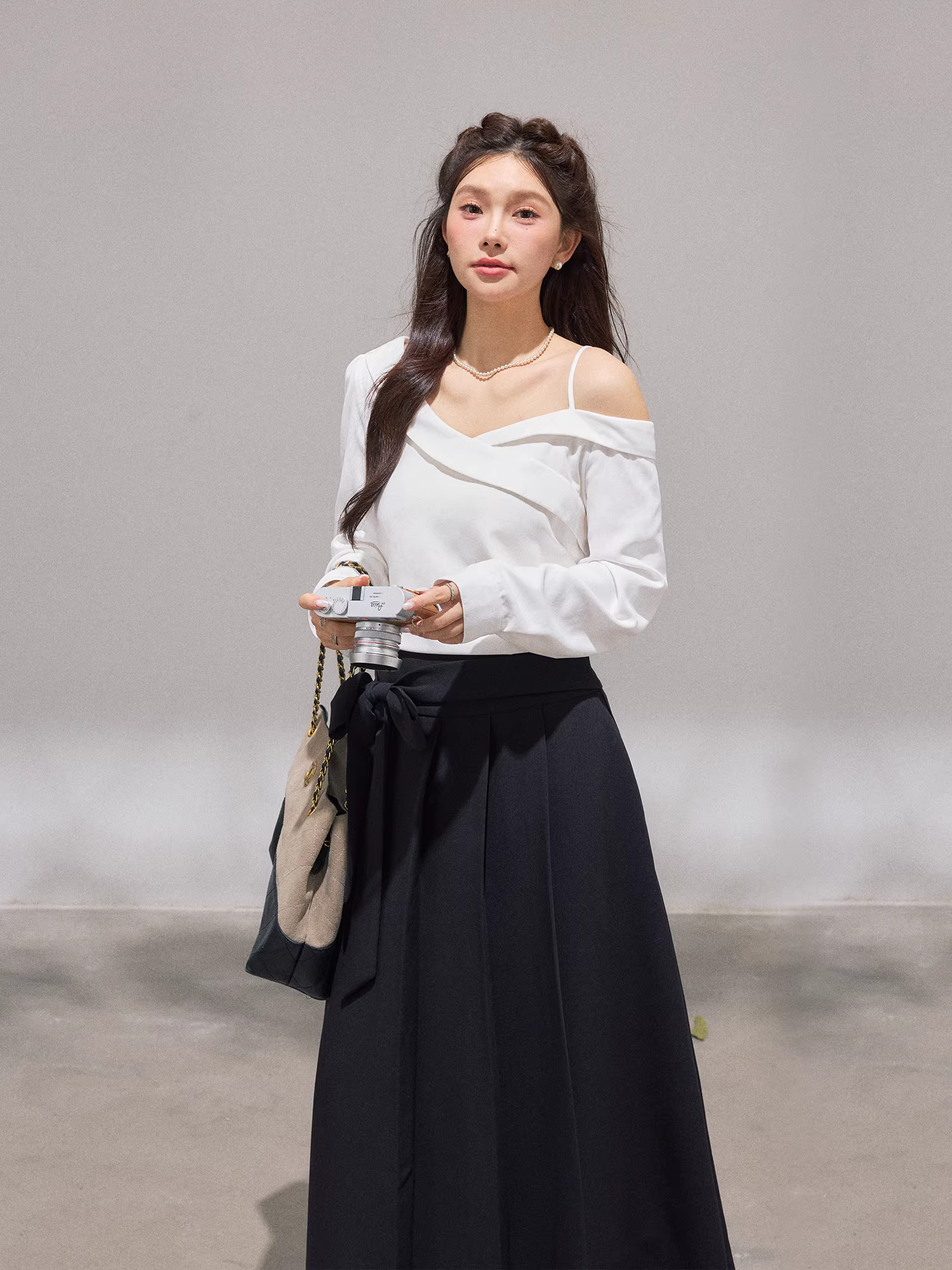 Quần áo nữ cỡ lớn, phong cách Xu Yan, áo trễ vai đơn giản giảm béo mùa thu đông và bộ váy dài màu đen.