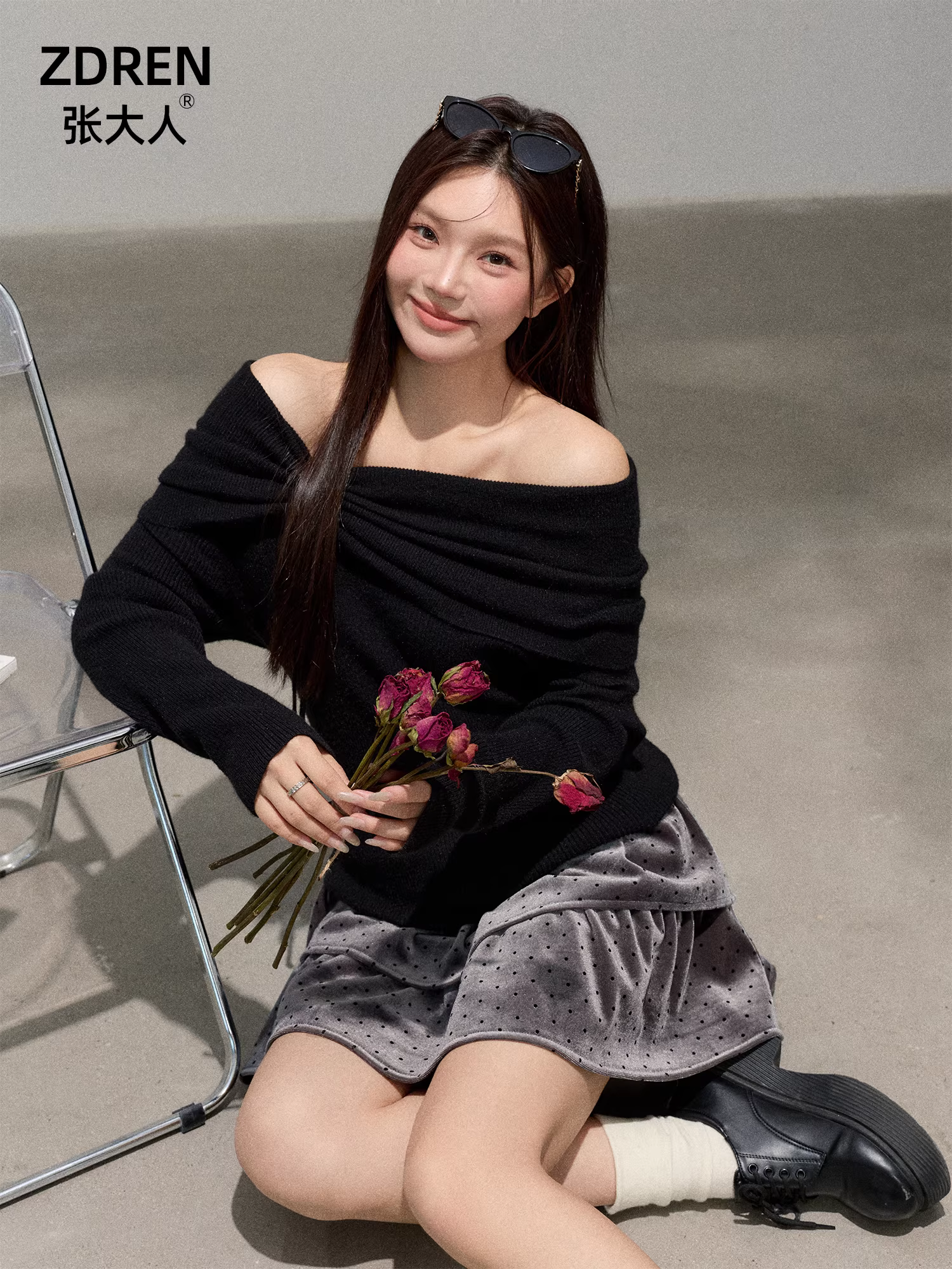 Quần áo nữ cỡ lớn dành cho người lớn, trang phục thon gọn cho các cô nàng mũm mĩm, phong cách thanh lịch, áo len trễ vai, chân váy nhung chấm bi.