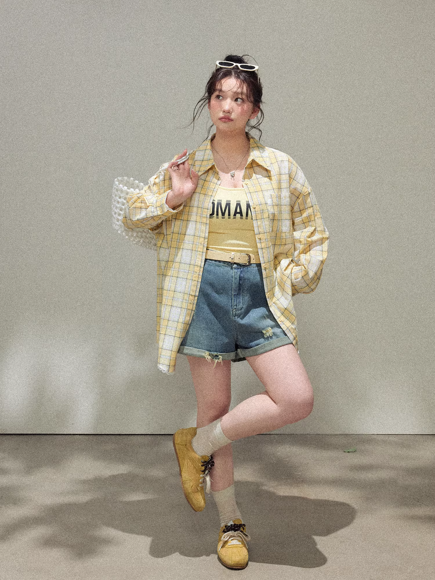 Quần áo nữ cỡ lớn dành cho người lớn, phong cách lười biếng, áo sơ mi kẻ sọc vàng tôn dáng, áo hai dây, bộ quần short denim.