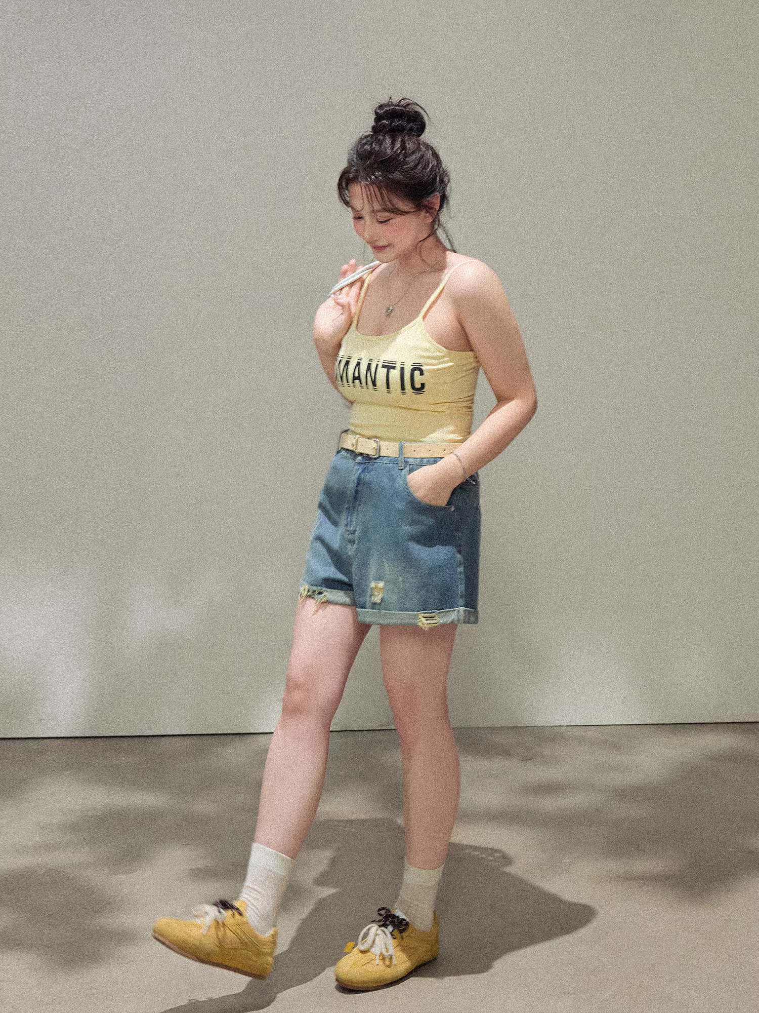 Quần áo nữ cỡ lớn dành cho người lớn, phong cách lười biếng, áo sơ mi kẻ sọc vàng tôn dáng, áo hai dây, bộ quần short denim.