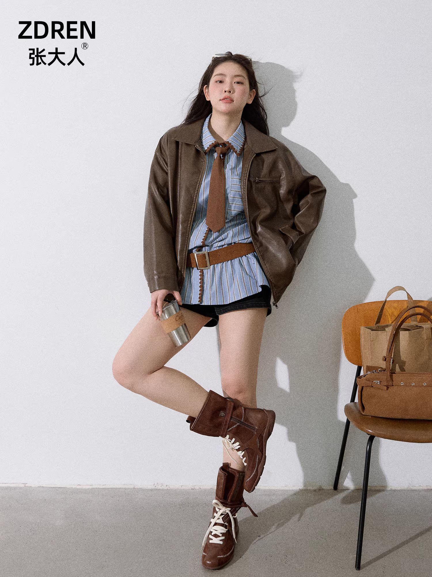 Quần áo nữ cỡ lớn dành cho người lớn, trang phục giảm béo cho các cô gái mũm mĩm, phong cách ngọt ngào và sành điệu, áo khoác da nâu, bộ áo sơ mi sọc xanh.