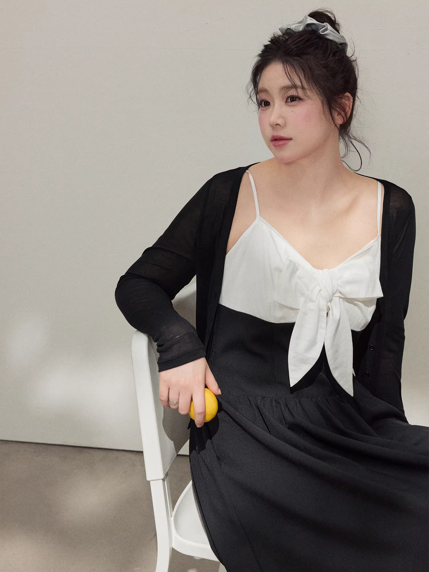 Bộ đầm liền thân màu phối, cổ chữ V, eo thon, rất quyến rũ dành cho phụ nữ cỡ lớn.