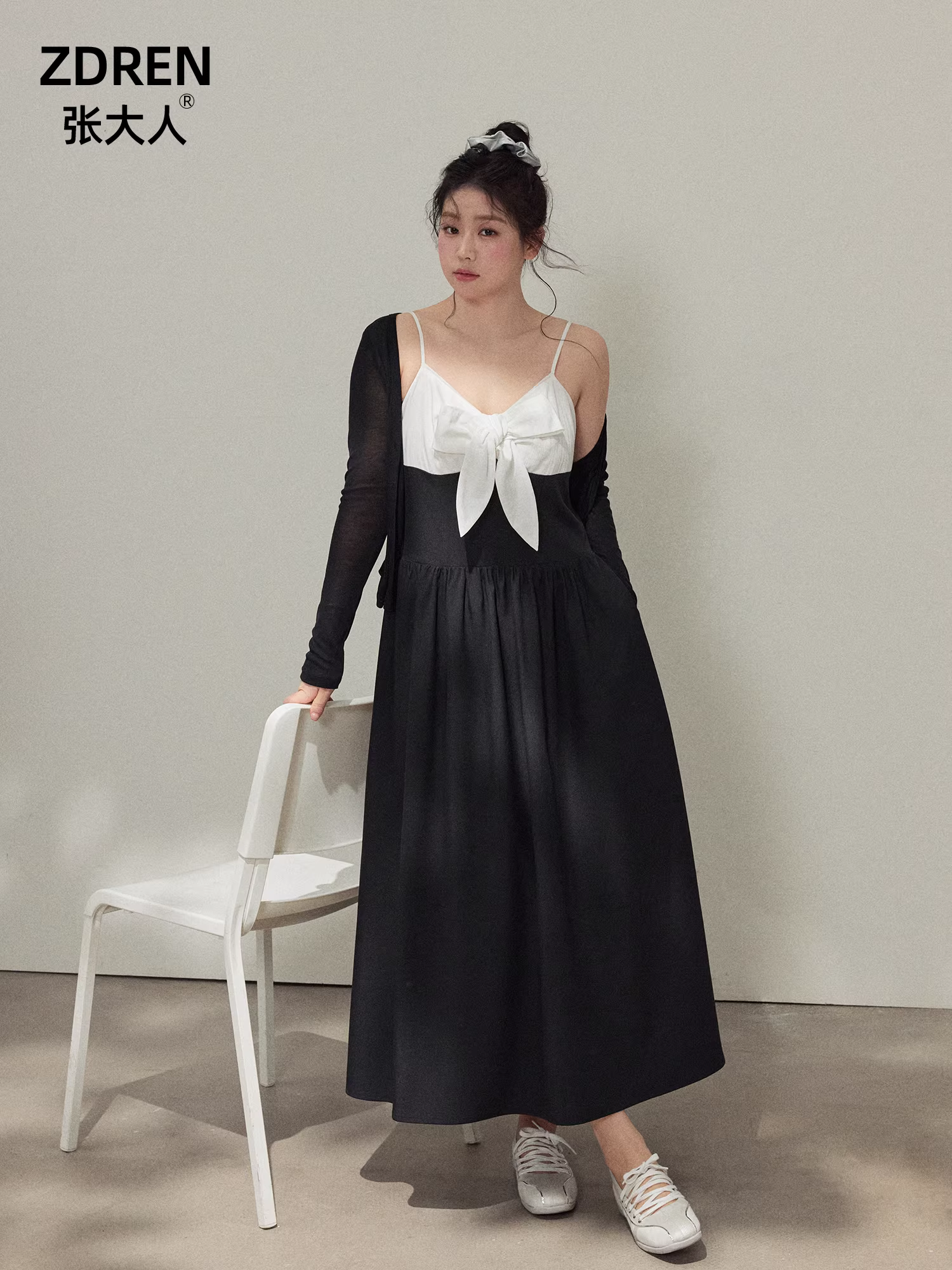 Bộ đầm liền thân màu phối, cổ chữ V, eo thon, rất quyến rũ dành cho phụ nữ cỡ lớn.