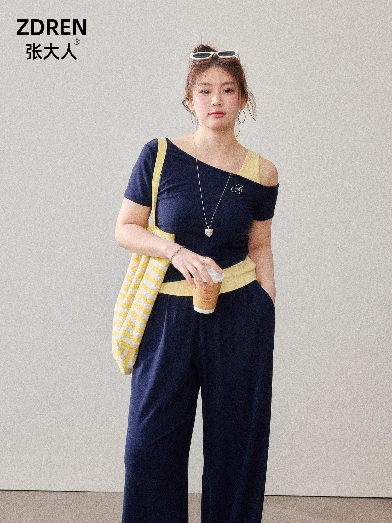 Quần áo nữ cỡ lớn dành cho người lớn, bộ đồ thon gọn cho người hơi mũm mĩm, áo hai dây giả hai mảnh kiểu mặn, dáng quả lê, quần ống rộng.