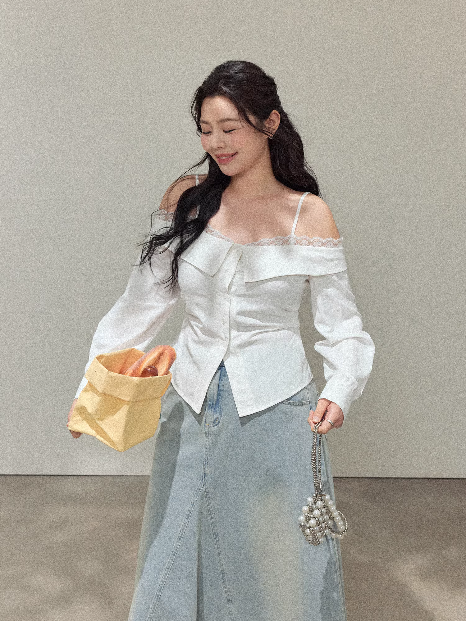 Quần áo nữ cỡ lớn dành cho người lớn, áo trắng trễ vai phối cùng chân váy denim nhẹ, trang phục tôn dáng.