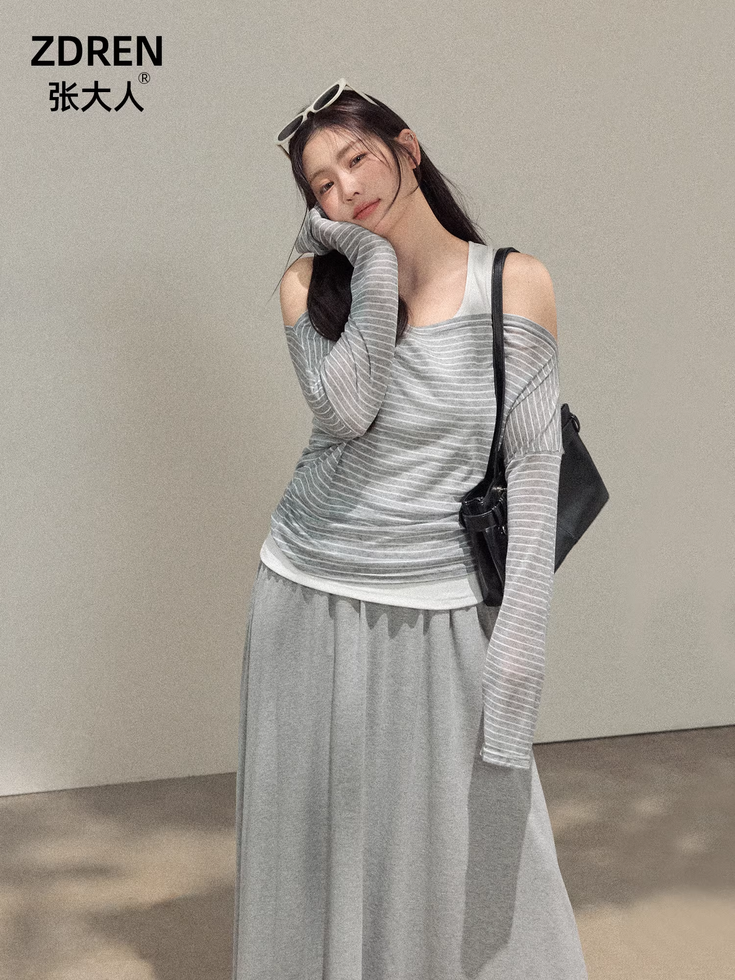 Bộ trang phục nữ cỡ lớn dành cho người lớn, áo kiểu Hàn Quốc đơn giản, giản dị, sọc kẻ và chân váy màu xám, thiết kế tôn dáng.