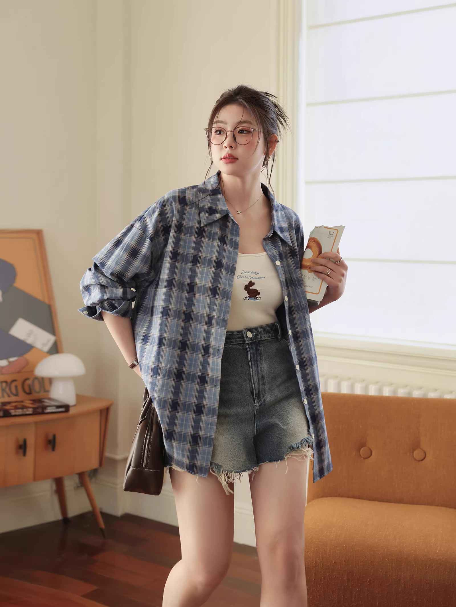 Bộ thời trang mùa xuân cho nữ cỡ lớn, gồm áo sơ mi kẻ xanh chống nắng tôn dáng và quần short denim.