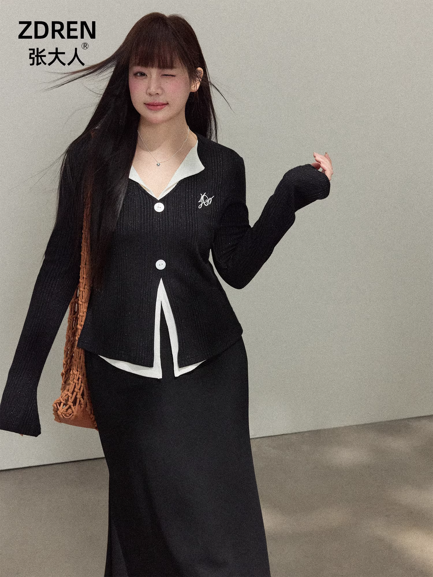 Quần áo nữ cỡ lớn dành cho người lớn, bộ hai mảnh tôn dáng cho các cô gái mũm mĩm, áo len dệt kim giả hai mảnh có dây rút eo với chân váy đen.