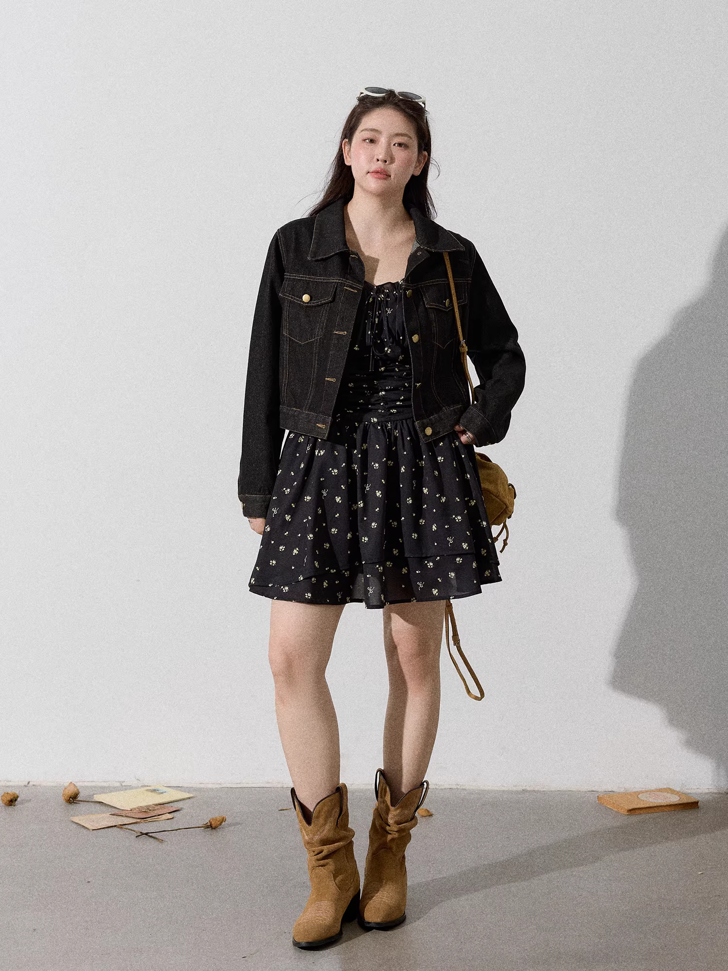 Quần áo nữ cỡ lớn dành cho người lớn, trang phục thon gọn cho người có thân hình hình quả táo, áo khoác denim và váy hoa.