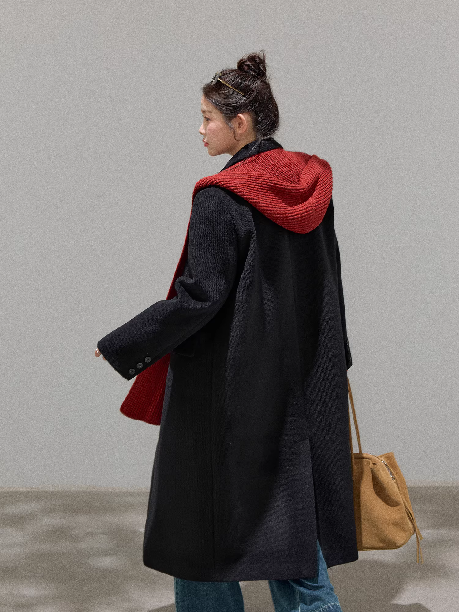 Quần áo nữ cỡ lớn dành cho người lớn, trang phục mùa đông kiểu Hàn Quốc giúp thon gọn, áo khoác len đen dài có ve áo.