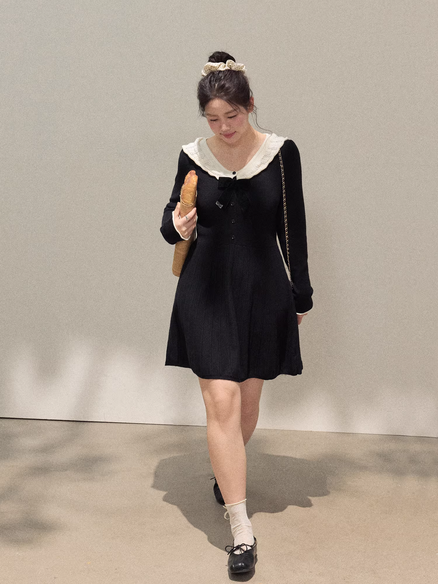 Quần áo nữ cỡ lớn dành cho người lớn, đầm đen nhỏ cổ ren trắng dáng ôm mới mùa thu đông, đầm dệt kim.