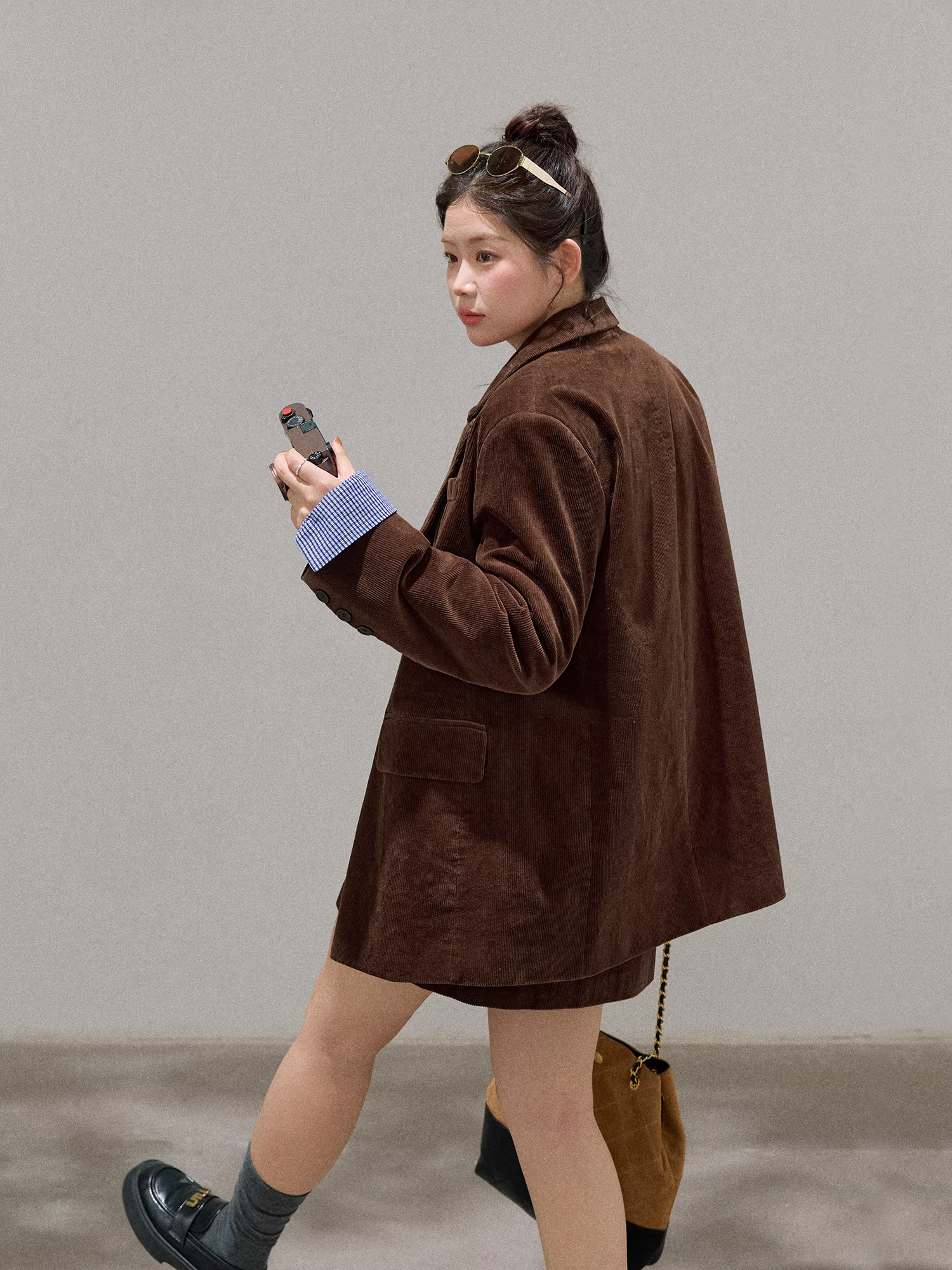 Quần áo nữ cỡ lớn dành cho người lớn, trang phục giảm béo mùa thu đông, bộ áo khoác và váy kiểu cổ điển màu cà phê đậm.